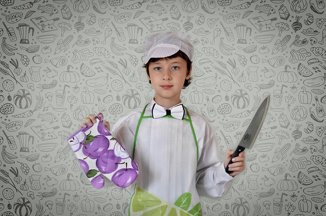 chlapec v zástěře