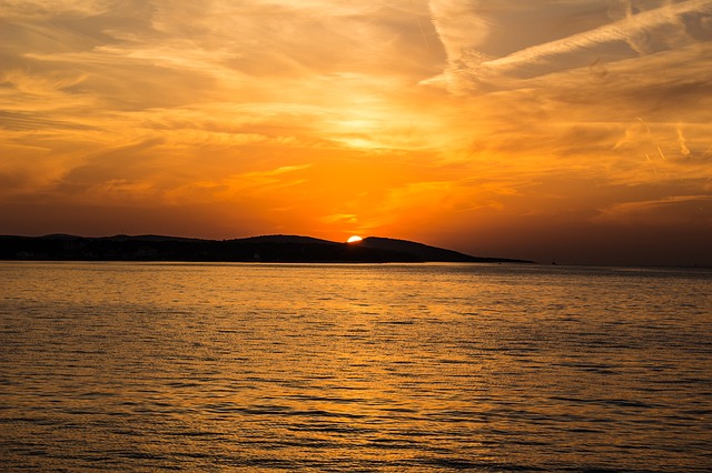 západ slunce za ostrovem.jpg