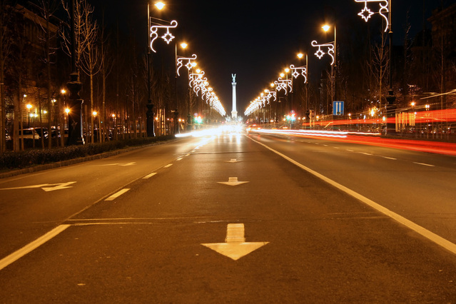záběr jízdního pruhu ve večerním městě